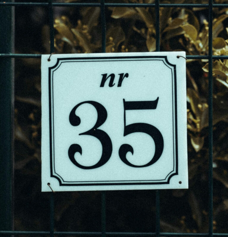 Designa din egen husskylt online hos Vendoprint - skapa unika skyltar för hem och företag